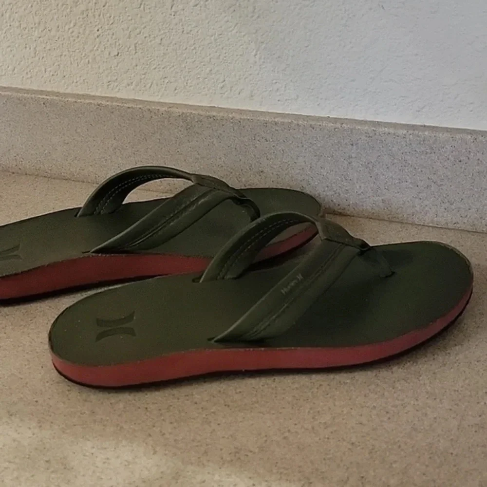 *MEN'S HURLEY LEATHER FLIP FLOPS SANDA)S (sz 7)‎